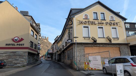 Brückenstraße Altenahr: Das ehemalige Gästehaus (links) ist das „neue" Hotel zur Post. Rechts: Das alte, von der Flut wesentlich Brückenstraße Altenahr: Das ehemalige Gästehaus (links) ist das „neue" Hotel zur Post. Rechts: Das alte, von der Flut wesentlich