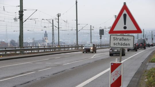Erhebliche Straßenschäden machen eine Sanierung der B42 zwischen Koblenz-Ehrenbreitstein und Urbar erforderlich Erhebliche Straßenschäden machen eine Sanierung der B42 zwischen Koblenz-Ehrenbreitstein und Urbar erforderlich