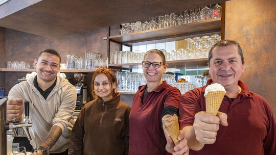 Das erste Eis präsentieren Roberto und Conny Iannitelli in ihrem Eiscafé Torino am Kirchberger Marktplatz ab Samstag. Peterson u