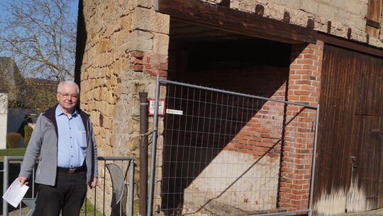 Lauschied befindet sich mitten in der Dorferneuerung, hier am abgerissenen Haus No.16. Mit der Freiflächen PV Anlage und Windräd