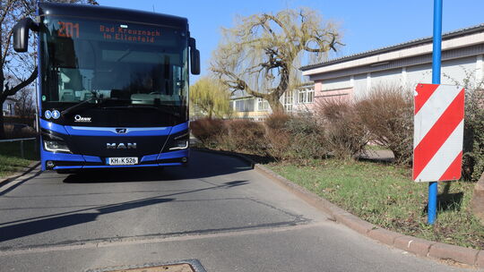 Was in anderen Städten funktioniert, nämlich Poller, die bei der Überfahrt des Busses sich absenken und anschließend wieder hoch