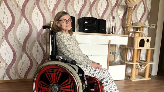 Adelheid Michel aus Bad Kreuznach in ihrem Ersatzrollstuhl in ihrer Wohnung. Wegen ihrer Körperbehinderung kann die Rentnerin de