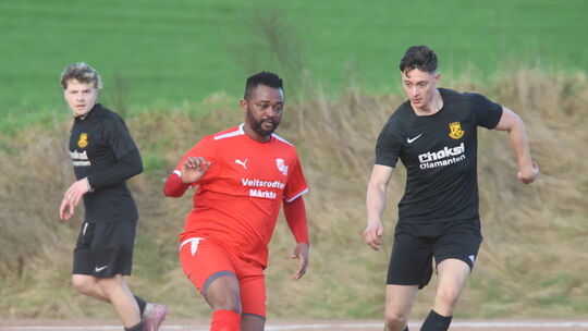 In Göttschied gelang Ex-Oberliga-Angreifer Casmir Mbachu (in rot) gleich in seinem ersten Spiel für die SG Veitsrodt/Tiefenstein
