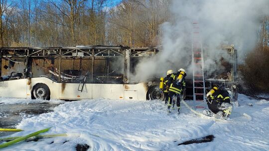 Herausfordernde Löscharbeiten und drei leicht Verletzte bei Busbrand: Die Polizeiinspektion Andernach ermittelt weiter. Herausfordernde Löscharbeiten und drei leicht Verletzte bei Busbrand: Die Polizeiinspektion Andernach ermittelt weiter.