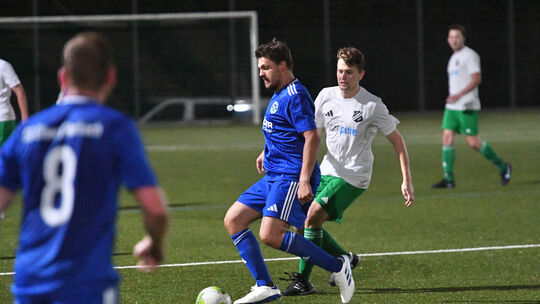 Zu Hause setzte sich der TuS Niederahr (rechts Moritz Wetzlar) mit 3:1 durch. Am Sonntag wollen die Spieler der SG Elbert (am Ba