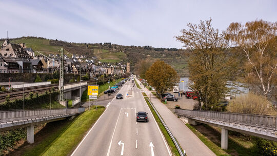 Die Fußgängerbrücken über der B9 in Oberwesel werden ab Montag, 9. März, abgerissen. Die Fußgängerbrücken über der B9 in Oberwesel werden ab Montag, 9. März, abgerissen.