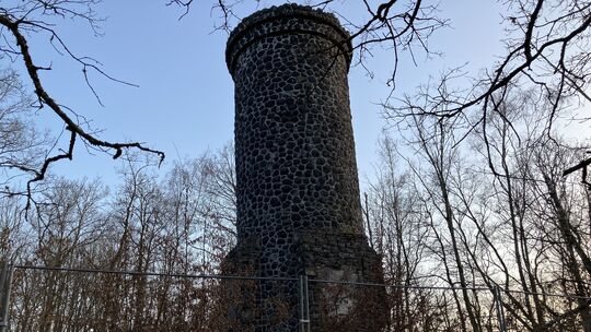 Im Wald über dem Neubaugebiet steht das Herdorfer Kriegerdenkmal. Derzeit ist es eingezäunt - denn es gibt Pläne für das Türmche Im Wald über dem Neubaugebiet steht das Herdorfer Kriegerdenkmal. Derzeit ist es eingezäunt - denn es gibt Pläne für das Türmche