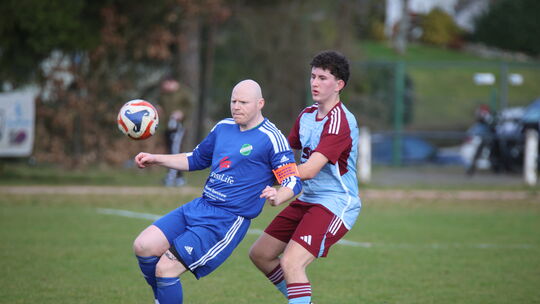 Schlusslicht TuS Rötsweiler-Nockenthal (blaue Trikots) empfängt diesmal den TuS Niederbrombach, während sein Vorwochen-Bezwinger