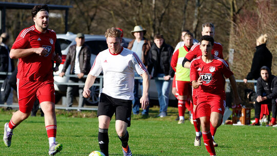 Bei der SG Waldlaubersheim/Gutenberg (weiße Trikots) liefen die Spieler des TSV Langenlonsheim/Laubenheim meist hinterher. Das m