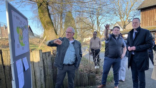 Der freie Landschaftsarchitekt Martin Heineman (von links) stellt zusammen mit Ortsbürgermeister Nicolas Ahrend Innenminister Mi Der freie Landschaftsarchitekt Martin Heineman (von links) stellt zusammen mit Ortsbürgermeister Nicolas Ahrend Innenminister Mi