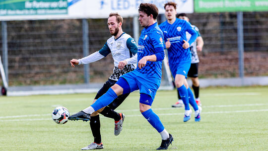 Oberliga-Ass Janik Otto (vorne in Blau, dahinter Flo Jannke) sammelte beim FC Emmelshausen-Karbach II in der Bezirksliga Spielpr