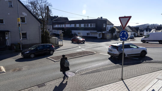 An den Einmündungen in den sogenannten AOK-Kreisel in Bad Marienberg gibt es für Fußgänger Überquerungshilfen. Doch die reichen