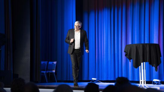 Mathias Tretter auf der Bühne der Göttenbach-Aula in Idar-Oberstein