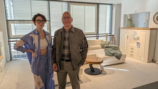 Michael Pagnia, Inhaber des gleichnamigen Möbelhauses in Betzdorf, mit seiner Tochter Chiara.