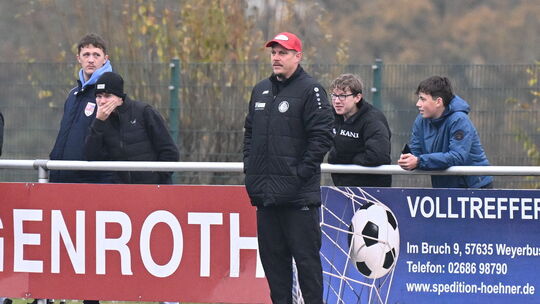 Weyerbuschs Trainer Stefan Bischoff will auch in der kommenden Saison „den eingeschlagenen Weg fortsetzen". Bischoff und seine s