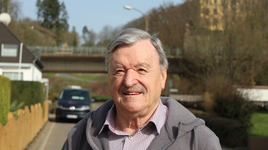 Heinz Günter Heck wohnt seit einigen Jahren in Nachbarschaft zur B42 unterhalb von Schloss Arenfels in Bad Hönningen.