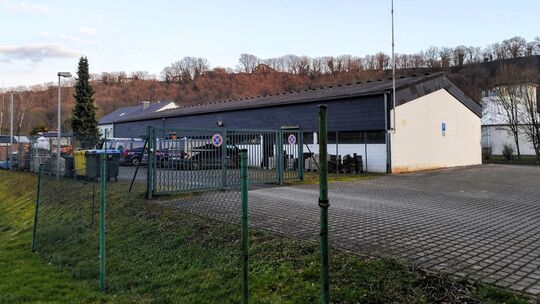 Das neue Betriebsgebäude der Diezer Werke entsteht direkt hinter dem alten Bestandsgebäude und wird mit diesem durch ein Dach ve