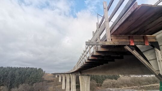 Die Bauarbeiten an der Hunsrückspange werden in diesen Tagen wieder aufgenommen. Die Rhauneltalbrücke steht längst, im Sommer so