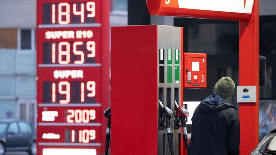 Die Spritpreise schießen seit vergangenem Wochenende in die Höhe. Laut ADAC kostete ein Liter E10 am Dienstag im bundesweiten Mi