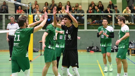 In Botnang soll Yves Alexander Stoyanov (in Schwarz) wieder das gewohnte Liberotrikot überstreifen, nachdem er zuletzt auf ander