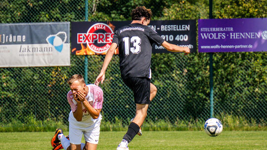Im Hinspiel tat die SG Biebertal/Unterkülztal (rechts mit Cansin Yildirim) nur in dieser Szene dem SV Strimmig (mit Marc Lipke)