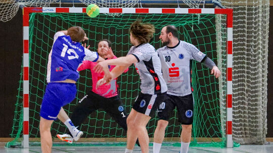 In der Abwehr sattelfest stehen will die HSG Westerwald (helle Trikots) um Torwart Max Vogel, Samir Moser und Manuel Jungblut.