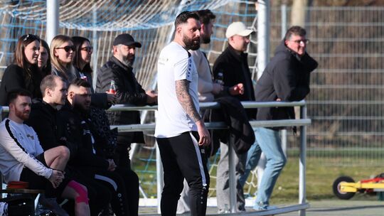 Mayens Trainer Marc Steil (Mitte) zeigte sich gegen Metternich mit der Leistung seiner Mannschaft sehr zufrieden. Nun gilt es, d