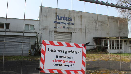 Das frühere Artus-Areal am Ortsausgang von Bad Hönningen ist seit Jahren ein Schandfleck. Der jetzige Eigentümer scheint die bra