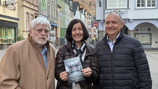 Karl F. Masuhr (links), Gabriele Klaus und Frank Klaus stellen ihr Buch "Die Notfallkrise auf dem Land" vor. Karl F. Masuhr (links), Gabriele Klaus und Frank Klaus stellen ihr Buch "Die Notfallkrise auf dem Land" vor.