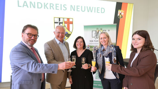 Anstoßen auf den 60. Geburtstag von Landrat Achim Hallerbach ist angesagt