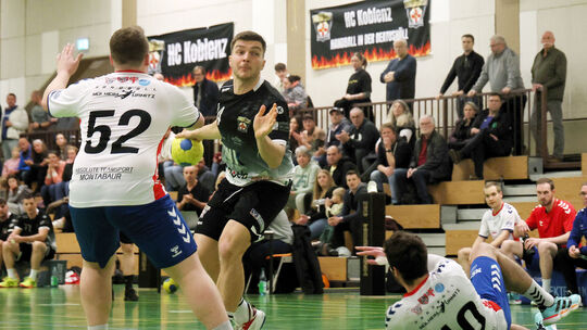 Bloß nicht ausrutschen: Die Reserve von Mülheim (in Weiß) mit Amadeus Kohlass (Nummer 52) und Benjamin Oster (Nummer 10) spielt