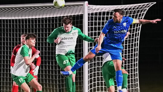 Im Pokal-Viertelfinale (anderer Wettbewerb) durfte Emmelshausen-Karbachs Kapitän Jannik Mohr (in Blau) mitwirken und köpfte beim