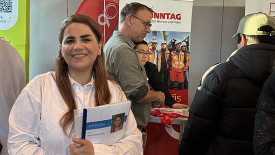 Parishan Babamiri aus dem Iran nutzt die Messe, um mit verschiedenen Unternehmen in Kontakt zu treten und sich mit ihren Unterla