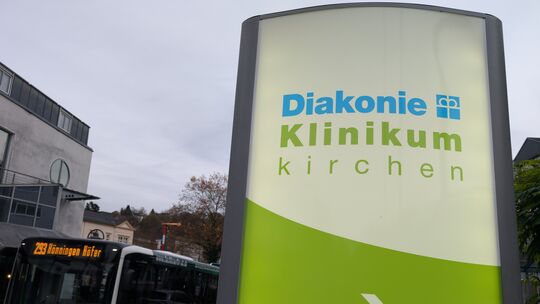 Das Kirchener Krankenhaus befindet sich mit dem Altenkirchener Standort seit dem Trägerwechsel zur Diakonie in Südwestfalen in e Das Kirchener Krankenhaus befindet sich mit dem Altenkirchener Standort seit dem Trägerwechsel zur Diakonie in Südwestfalen in e