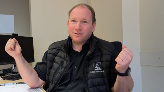 Der Erste Bevollmächtigte der IG Metall Herborn-Betzdorf (hier im Betzdorfer Büro) sieht sich nicht als Arbeitgeberfeind. Oliver