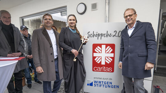 Feierlich wurde der Schlüssel an Olga Scott überrreicht. Feierlich wurde der Schlüssel an Olga Scott überrreicht.