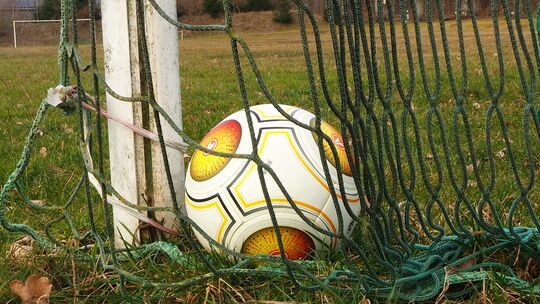 So mancher Fußballplatz im Westerwald hat schon bessere Zeiten gesehen. Ebenso Vereinsheime und Duschen. Doch was kann man tun?