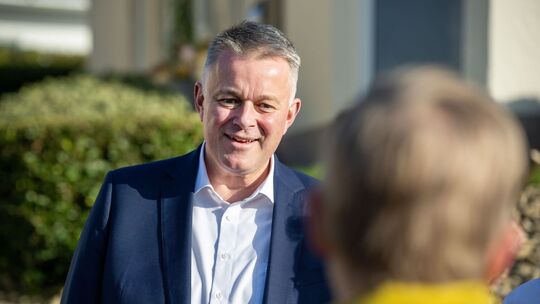 CDU-Spitzenkandidat Gordon Schnieder macht Haustürwahlkampf