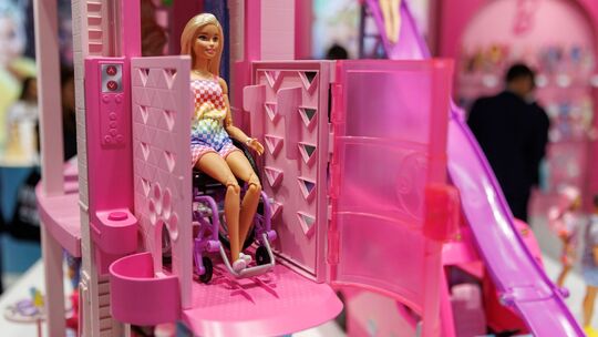Barbie-Puppe im Rollstuhl bei Spielwarenmesse am Stand von Mattel