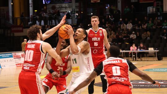Umzingelt von Kölner Gegenspielern: Devante McCall (am Ball) und die EPG Baskets Koblenz verloren ihr Heimspiel gegen die RheinS