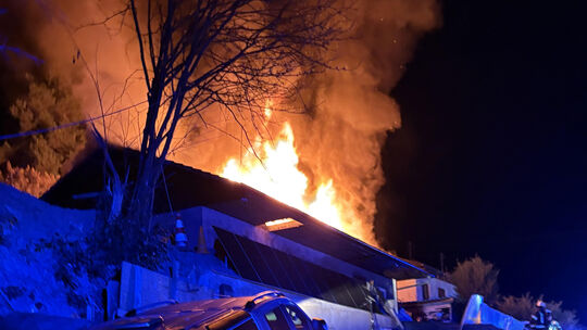 Beim Eintreffen der ersten Feuerwehrleute stand der Dachstuhl des Hauses an der Scheuerfelder Oststraße in Flammen.