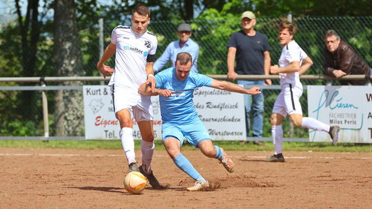 Vor rund einem Jahr (am 27. April 2025) standen sich die ersten Mannschaften der SG Niederburg/Damscheid/Biebernheim (in Blau, m