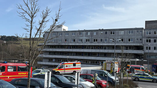 Brennendes Dämmmaterial hinter einer Fassade im Bereich der Endoskopie sorgte für einen Feuerwehreinsatz im Klinikum in Göttschi