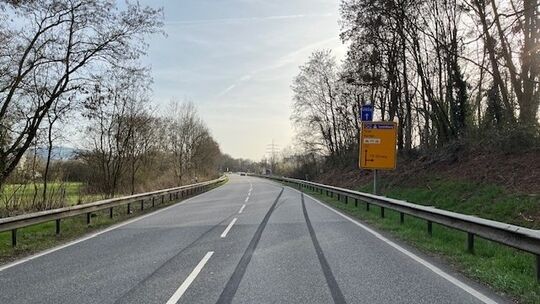 Reifenspuren an der Unfallstelle Reifenspuren an der Unfallstelle