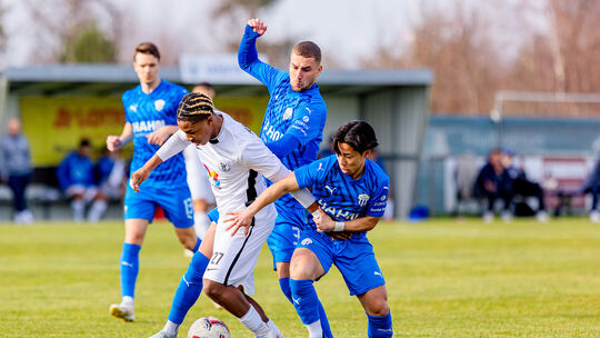 Der FC Emmelshausen-Karbach (in Blau, vorne mit 2:0-Torschütze Keita Kinoshita und Dustin Zahnen) bekam den SV Gonsenheim um Aid