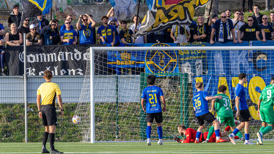 Das 2:1 für Auersmacher (in Grün) vor den TuS-Fans: Der SVA trifft durch Marius Schley in der torreichen Partie, die 4:4 endete.