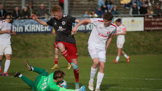 Eppelborns starker Torhüter Dennis Knichel fischt Florian Zimmer die Kugel vom Fuß. Zweimal schlug der Torjäger des SC Ida-Obers