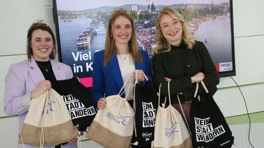 Für die Deutschen Weinhoheiten (von links Weinprinzessin Katja Simon, Weinkönigin Anna Zenz, Weinprinzessin Emma Meinhardt) gab