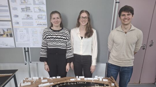 Die Koblenzer Studierenden Theresa Krippendorf, Anne Reufels und Fabian Doetsch präsentieren ihren Entwurf für eine Geh- und Rad