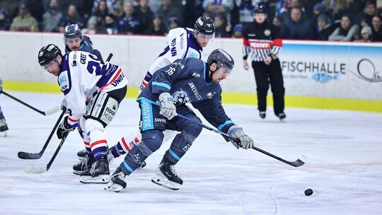 Im Icehouse ließen Tom Stumpe (blaues Trikot) und der EHC Neuwied gegen die Unis Flyers Heerenveen nichts anbrennen, holten eine